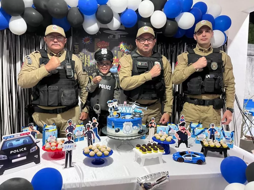 Polícia Militar realiza sonho do pequeno Davi em festa de aniversário temática, em Patos