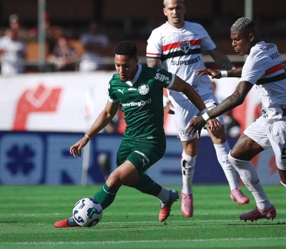 Em clássico com lances muito polêmicos, Palmeiras vira sobre o São Paulo e pressiona Flamengo pela liderança