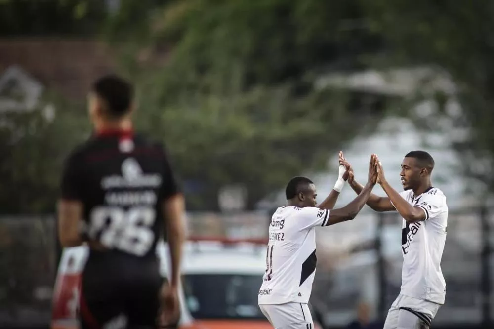 Vasco vence o Vitória de virada em jogo de sete gols e se afasta da zona de rebaixamento do Brasileirão