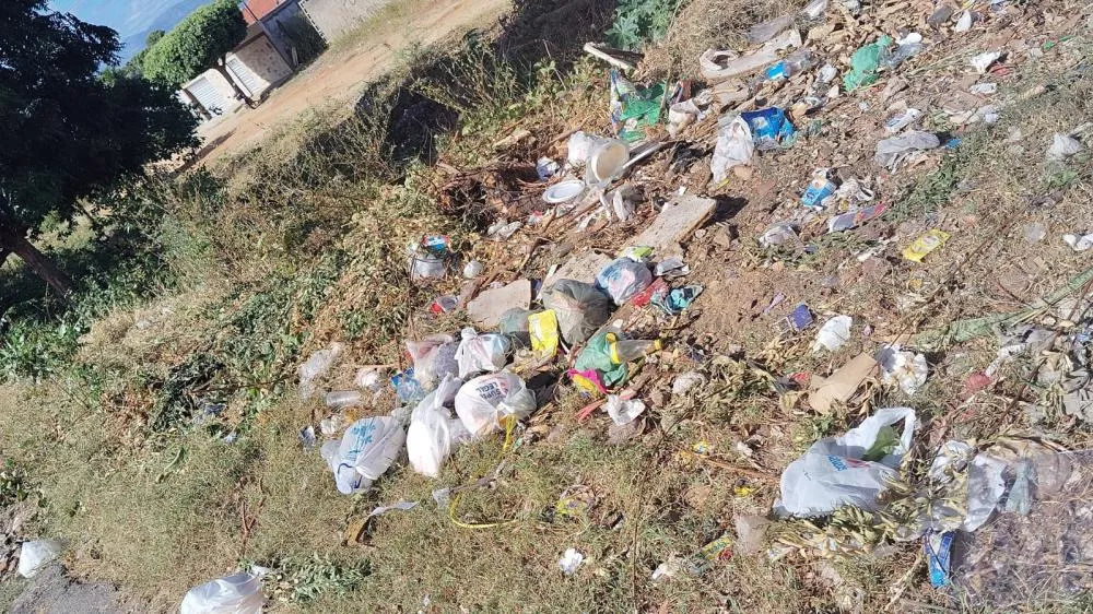 Moradora denuncia acúmulo de lixo e pede limpeza urgente na Rua Severino Paulo Barbosa, em Patos