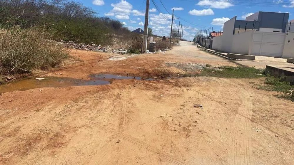 Moradores denunciam acúmulo de lama, esgoto e entulhos em rua do bairro Luar de Angelita, em Patos