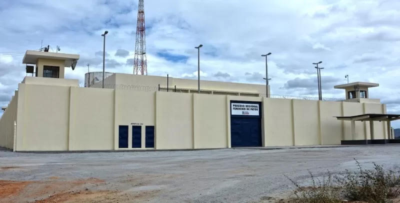 Cigana é presa em Patos acusada de extorsão e estelionato após prática de leitura de mãos