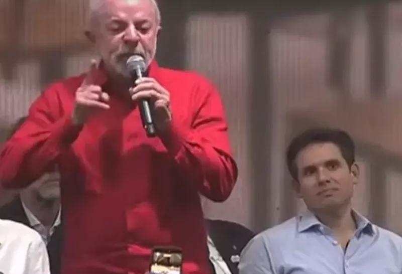 Diante do presidente da Câmara, Hugo Motta, Lula afirma que o Congresso Nacional “nunca teve um nível tão baixo como agora”