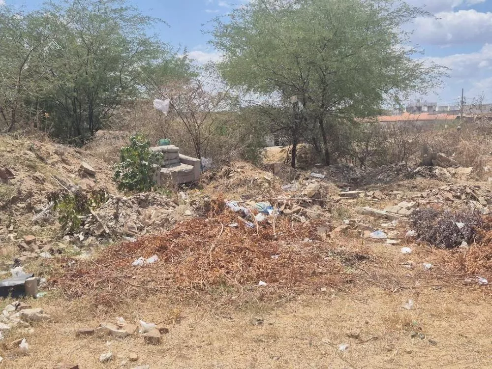 Moradora denuncia descarte irregular de entulho e lixo nas proximidades da Ceasa, em Patos
