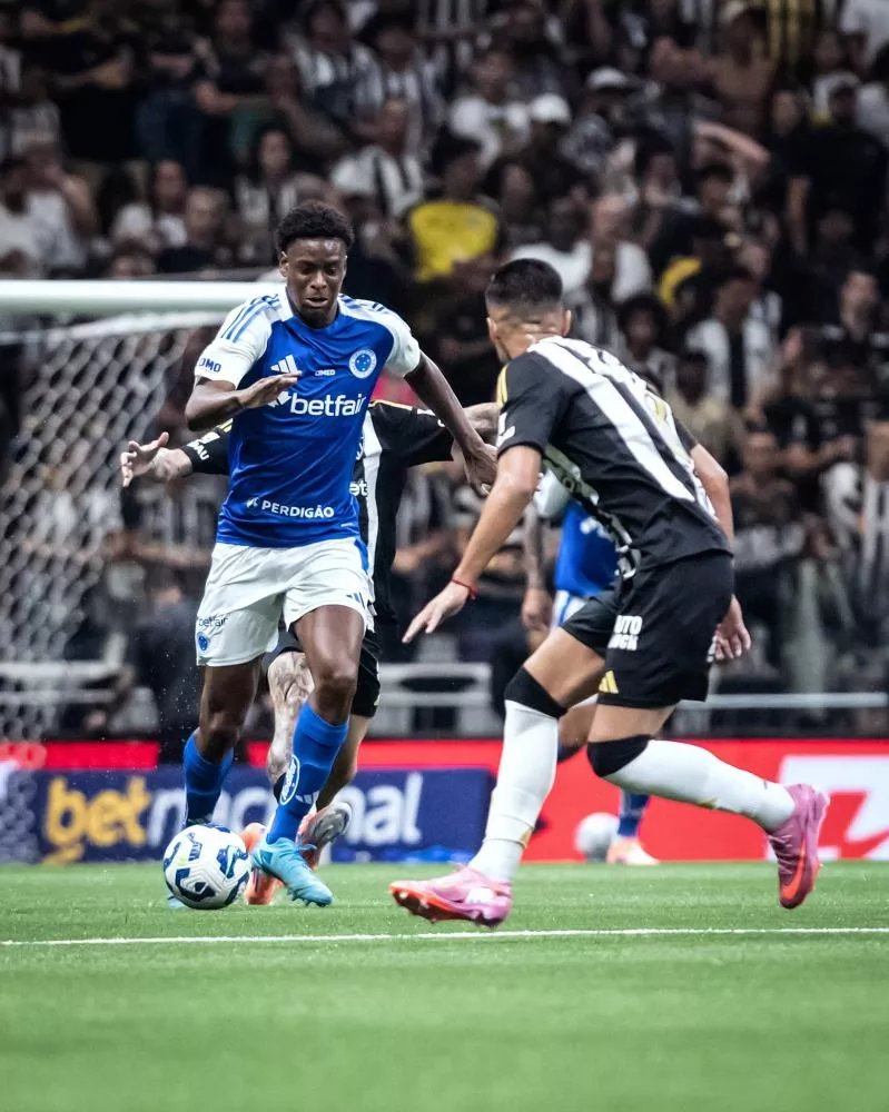 Atlético-MG e Cruzeiro empatam em clássico com expulsão e polêmicas de arbitragem