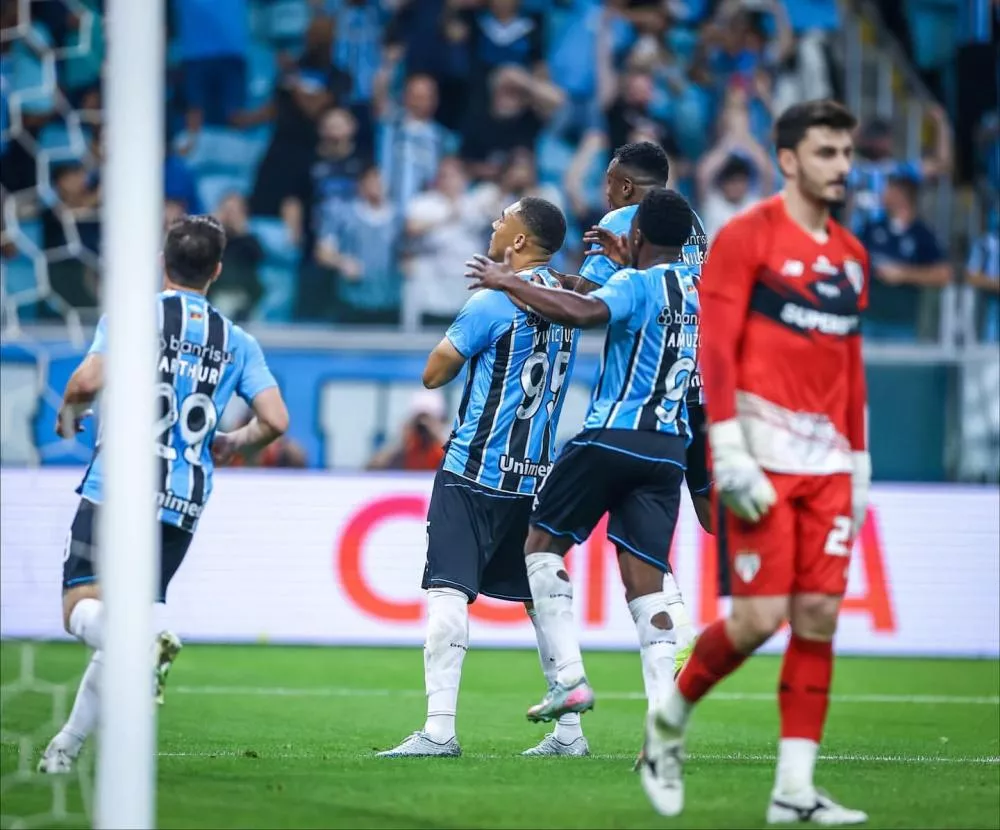 Grêmio cresce no jogo, 'passa por cima' do São Paulo e se recupera no Brasileirão após derrota polêmica