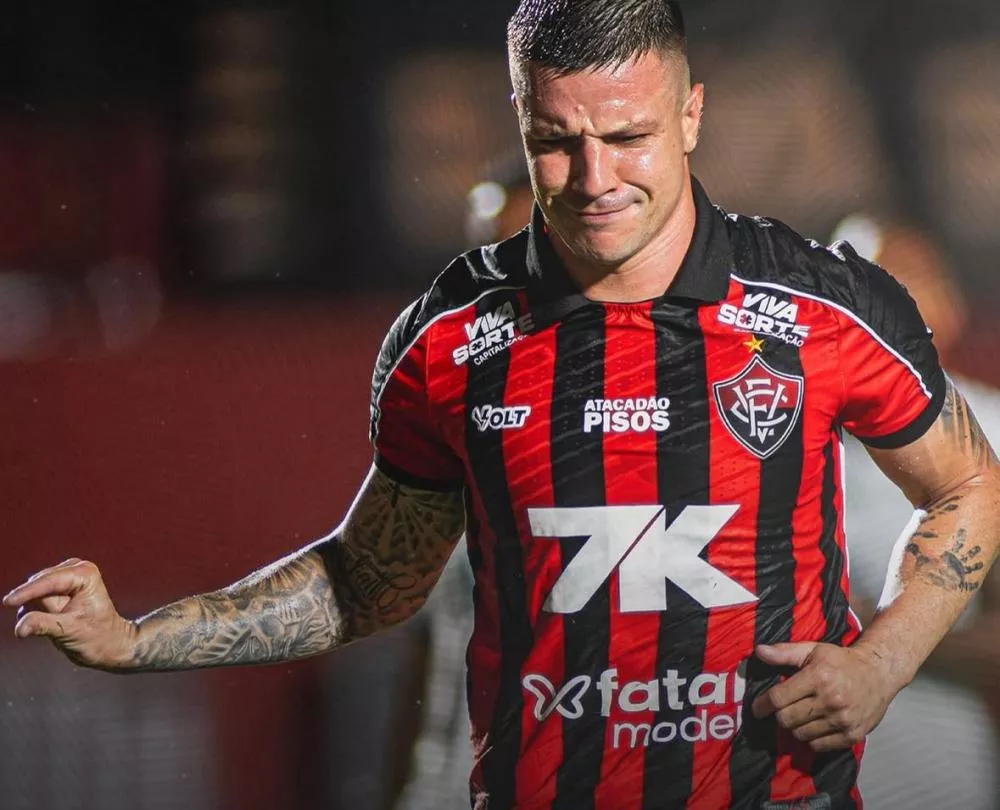 Vitória bate o Bahia em clássico emocionante e mantém vivo o sonho de escapar do rebaixamento no Brasileirão