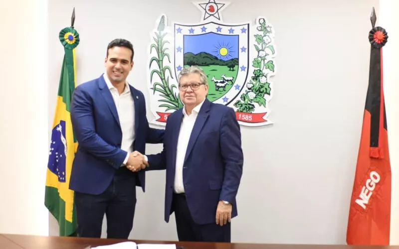 João Azevêdo transmite cargo a Lucas Ribeiro, que assume interinamente o Governo da Paraíba