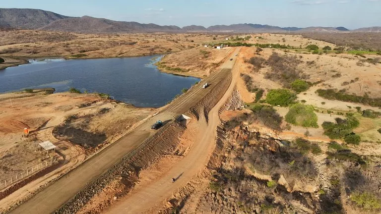 Governo da Paraíba intensifica obras de pavimentação da rodovia que liga Coremas a Aguiar, no Sertão paraibano