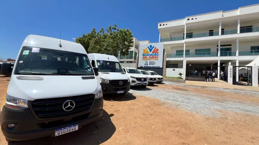 Prefeitura de Patos entrega cinco novos veículos à Rede Municipal de Educação, com investimento superior a R$ 1 milhão