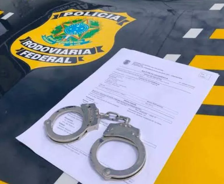 PRF prende homem com mandado de prisão por associação ao tráfico durante fiscalização na BR-230, em São Mamede