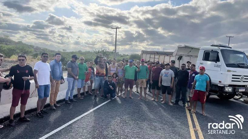 Ribeirinhos bloqueiam PB-400 em protesto contra baixa no nível do Açude Engenheiro Avidos, no Sertão da Paraíba