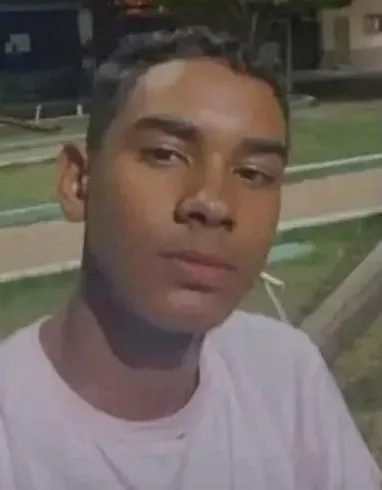 Suspeito de matar adolescente em praça pública em Santana de Mangueira se entrega à Polícia Civil após um ano e meio