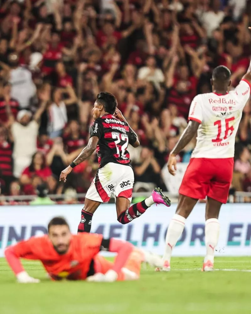 Flamengo vence Bragantino e aproveita tropeço do Palmeiras para abrir vantagem na liderança do Brasileirão