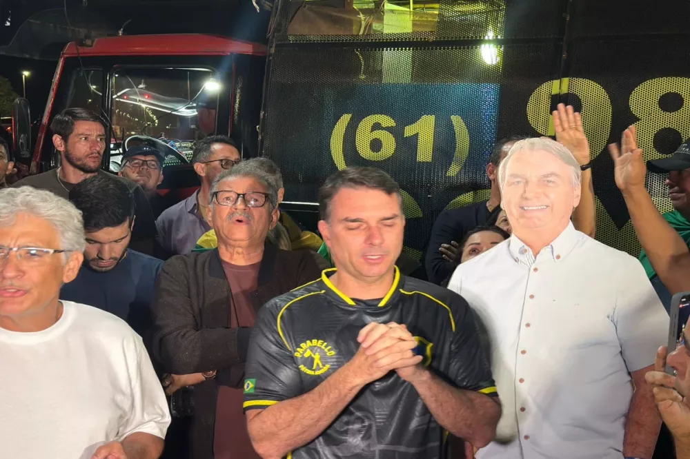 Apoiadores oram em vigília próximo ao condomínio de Bolsonaro