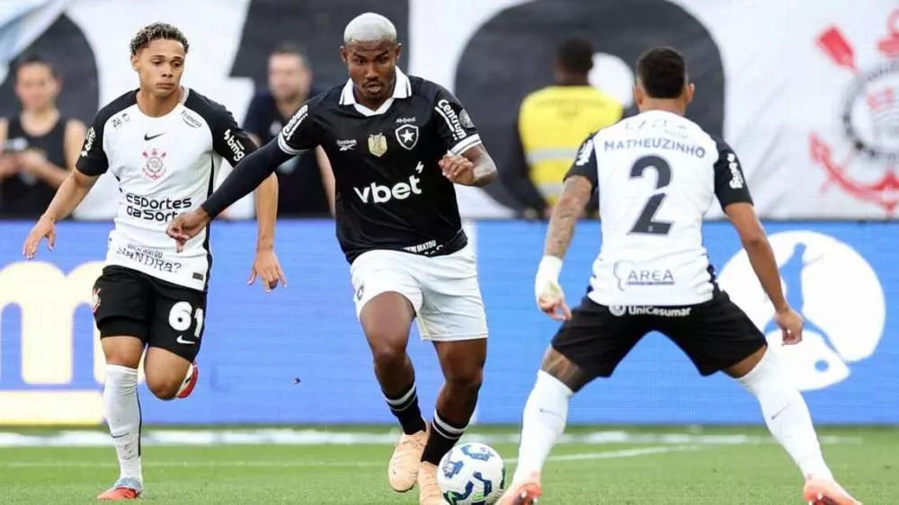 Em jogo de quatro gols e confusão, Corinthians e Botafogo ficam no empate pelo Brasileirão