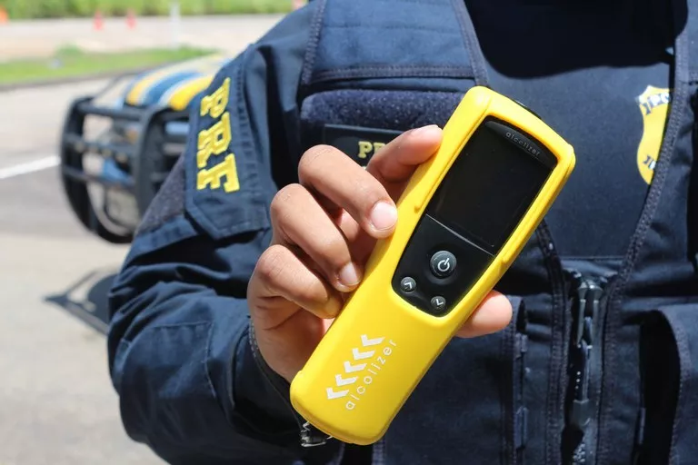 PRF prende motorista inabilitado por embriaguez e remove caminhão irregular na BR-230, em São Mamede