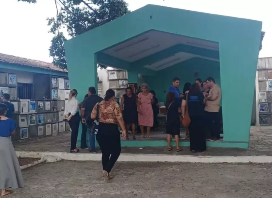 Corpo de jovem morto por leoa após invadir recinto em zoológico de João Pessoa é sepultado