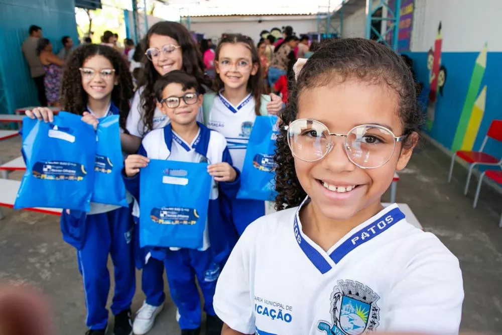 Projeto Novos Olhares retoma atendimento nas escolas e entrega 70 novos óculos a estudantes da rede municipal