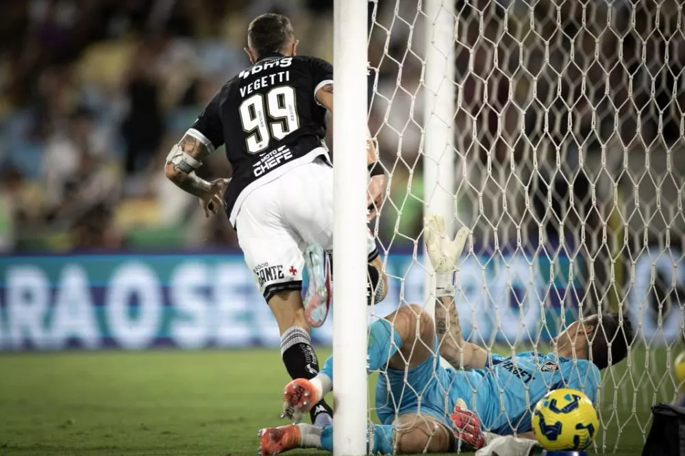 Vegetti decide com gol no fim, Vasco vira sobre Fluminense no Maracanã e larga na frente na semi da Copa do Brasil