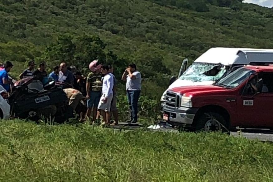 Colisão entre van e carro de passeio deixa dois mortos e três feridos, na Paraíba