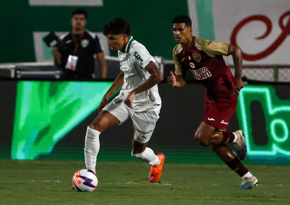 Palmeiras aproveita expulsão da Portuguesa e estreia com vitória no Paulistão