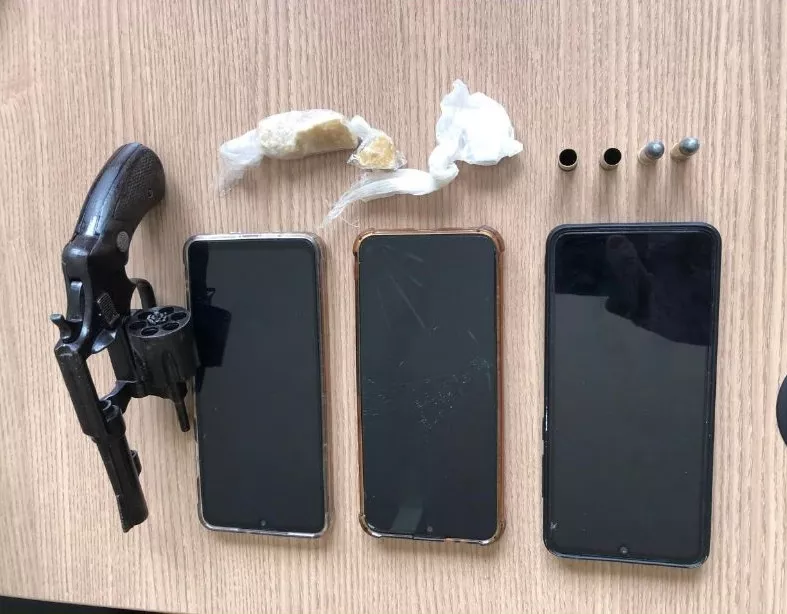 Polícia apreende arma, drogas e cumpre mandado de prisão durante desdobramento de roubo em Junco do Seridó