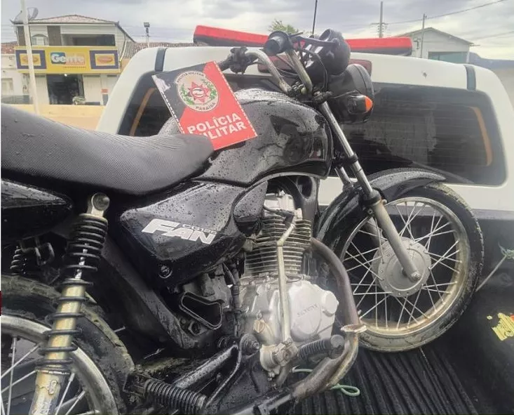 PM encontra motocicleta abandonada com sinais de adulteração em estrada rural de Passagem