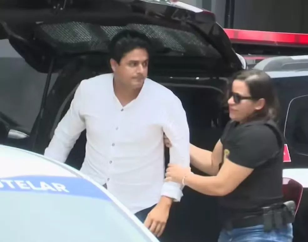 Prisão de João Lima é mantida após audiência de custódia, e cantor é encaminhado ao presídio do Róger