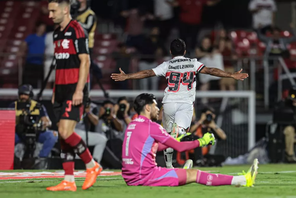 São Paulo vira sobre Flamengo na estreia do Brasileirão, ameniza crise e deixa rival pressionado para Supercopa do Brasil