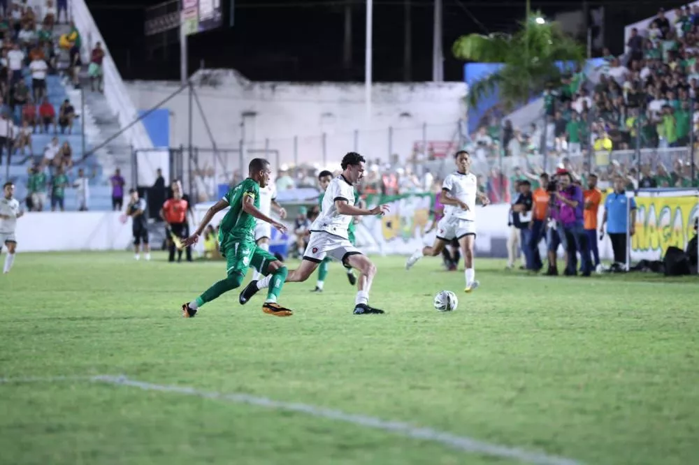 Sob chuva, Nacional de Patos e Botafogo-PB empatam sem gols no José Cavalcanti