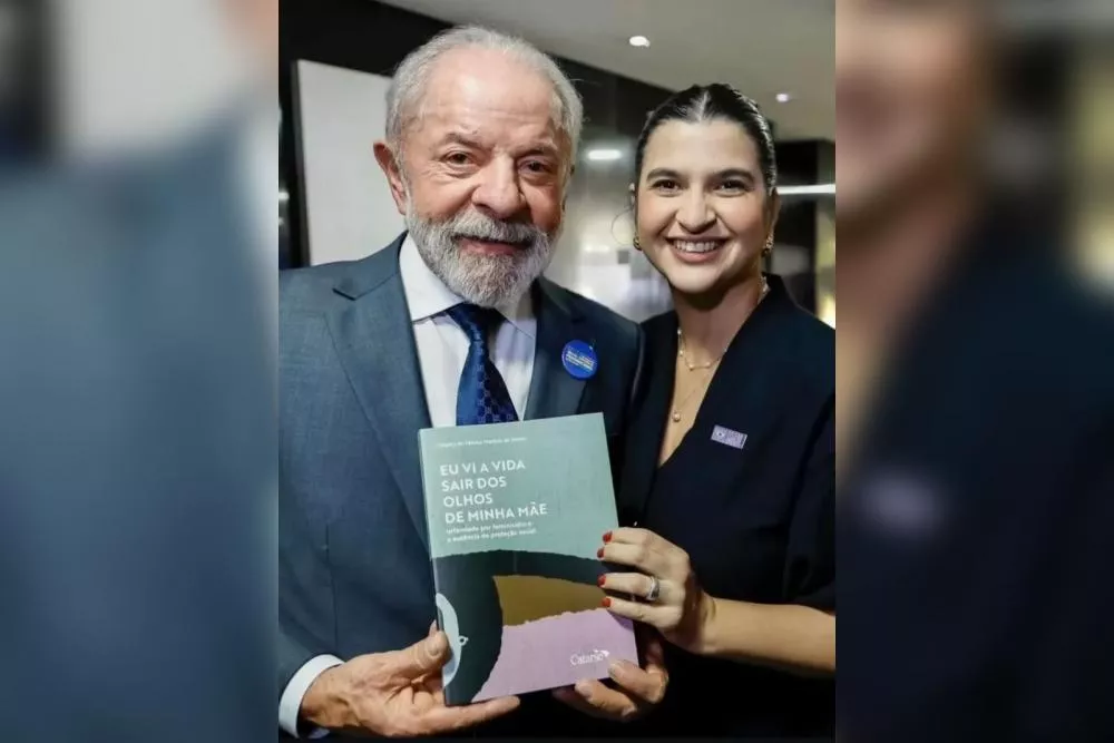 Teixeirense apresenta em livro pesquisa sobre filhos de vítimas de feminicídio ao presidente Lula, em Brasília