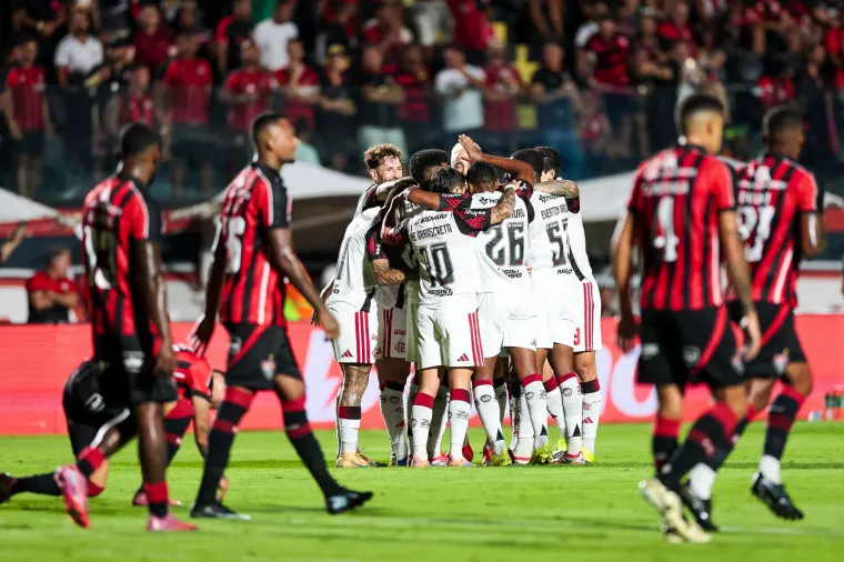 Rossi defende pênalti, Flamengo segura pressão do Vitória em Salvador e vence a primeira no Brasileirão