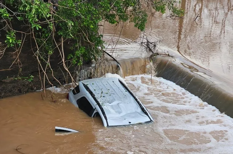 Carro fica submerso após cair de ponte na PB-393, no Alto Sertão da Paraíba