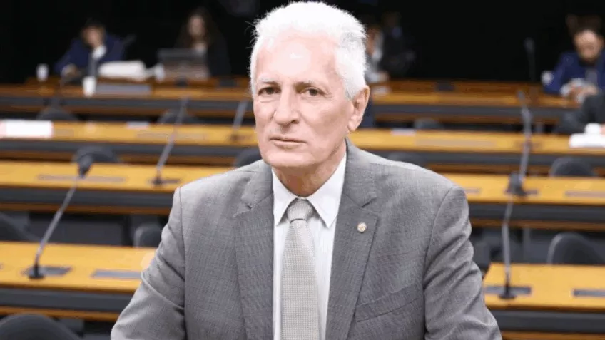 Deputado Rogério Correia, do PT, se retrata após compartilhar montagem com Bolsonaro feita por IA