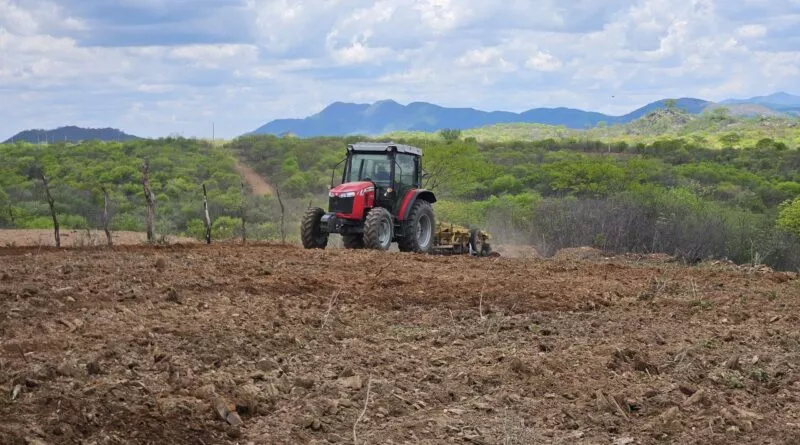 Prefeitura de Catingueira intensifica corte de terra e amplia apoio aos produtores rurais