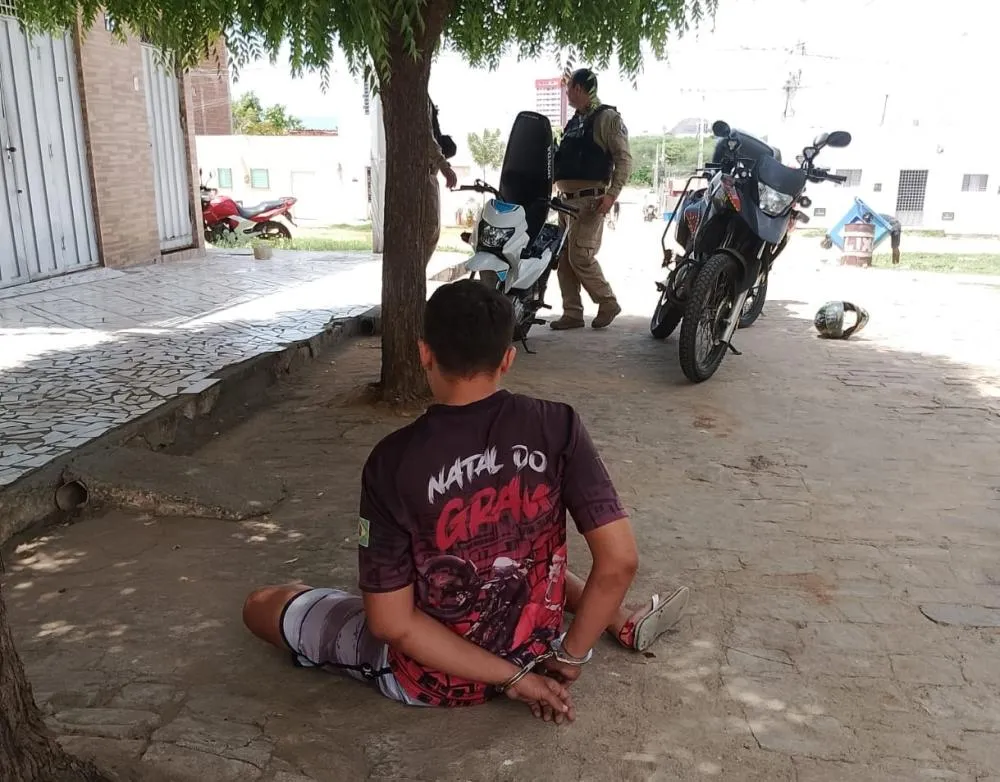 Jovem conduzindo moto adulterada é preso após fugir de abordagem no bairro São Sebastião, em Patos