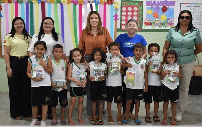 São José do Bonfim inicia ano letivo com entrega de kits escolares e presença da prefeita nas escolas