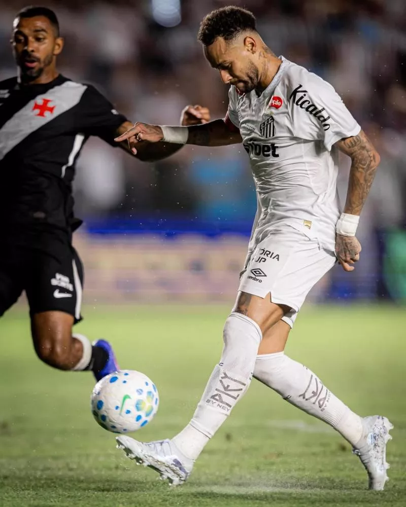 Neymar desencanta em 2026, brilha com dois gols sobre o Vasco e tira o Santos do Z4 após primeira vitória no Brasileirão