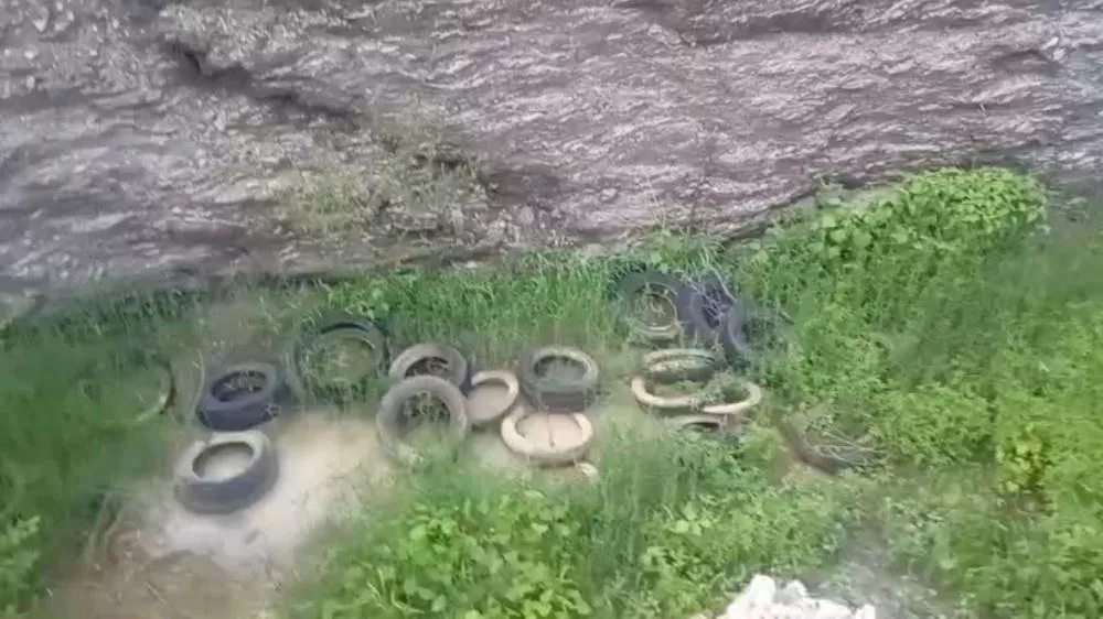 Pneus usados jogados em canal que liga a Barragem da Farinha ao Açude do Jatobá indignam morador rural de Patos; veja as imagens