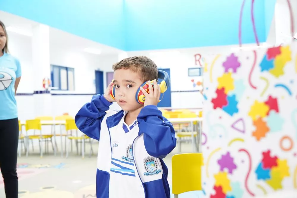 Prefeitura de Patos é pioneira na Paraíba na aquisição e distribuição gratuita de abafadores de ruído para estudantes com TEA