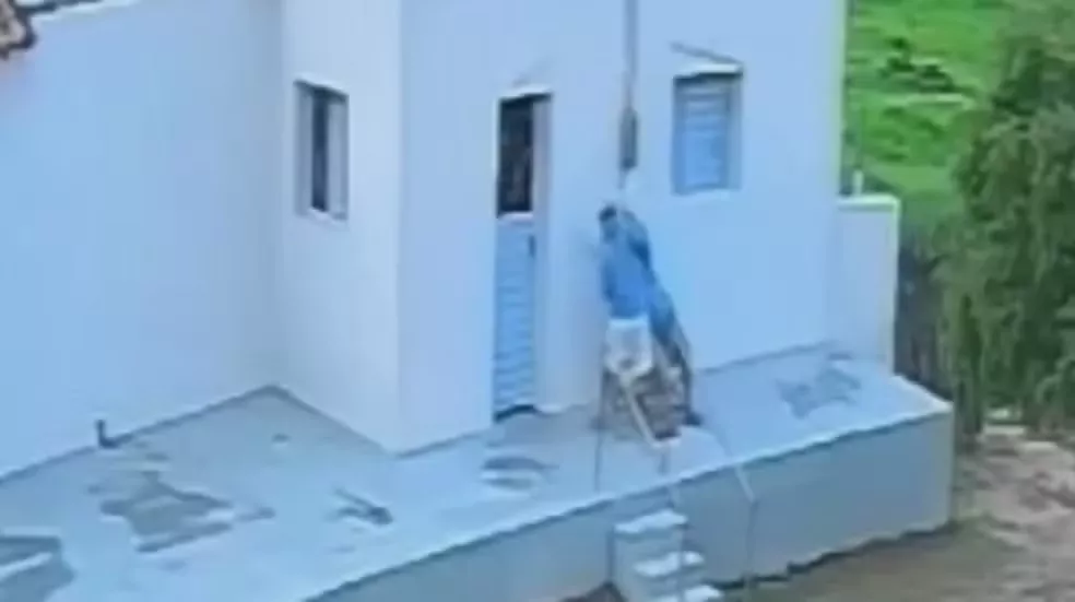 Homem é filmado agredindo pai de 91 anos, no Sertão da Paraíba; veja o vídeo