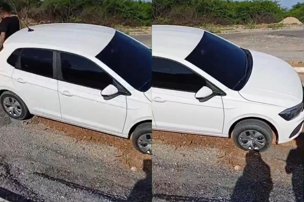 Carro fica preso em buraco no bairro dos Estados