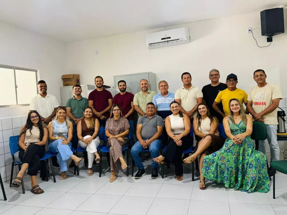 Prefeito Erivan Júlio realiza reunião de alinhamento com secretários e setor de compras, em Salgadinho