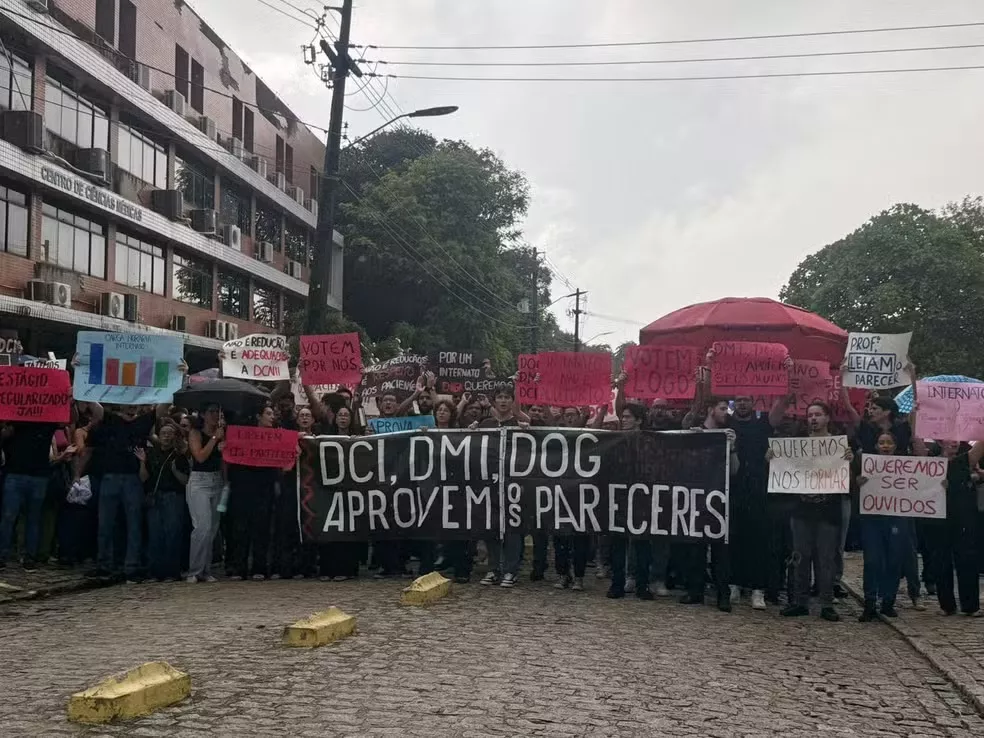 Estudantes de medicina da UFPB protestam contra superlotação em internato, em João Pessoa