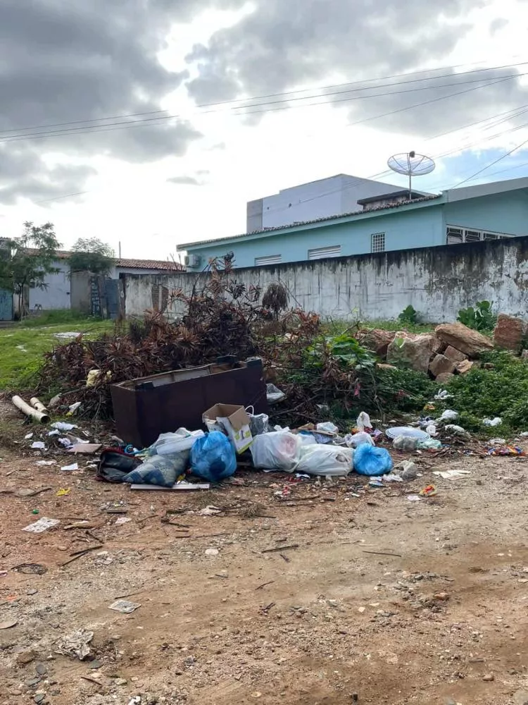 Moradores denunciam acúmulo de lixo em rua ao lado Ginásio Rivaldão, em Patos