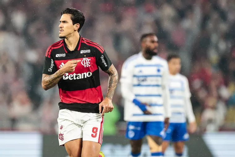 Em noite de reencontros e Gerson 'nos holofotes', Flamengo vence e mantém Cruzeiro no Z-4 do Brasileirão