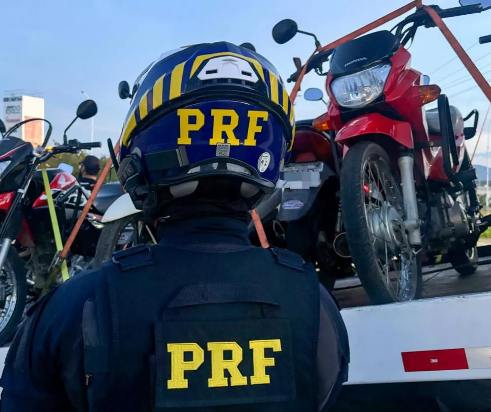 PRF flagra adolescente de 12 anos pilotando motocicleta na BR-361, em Patos