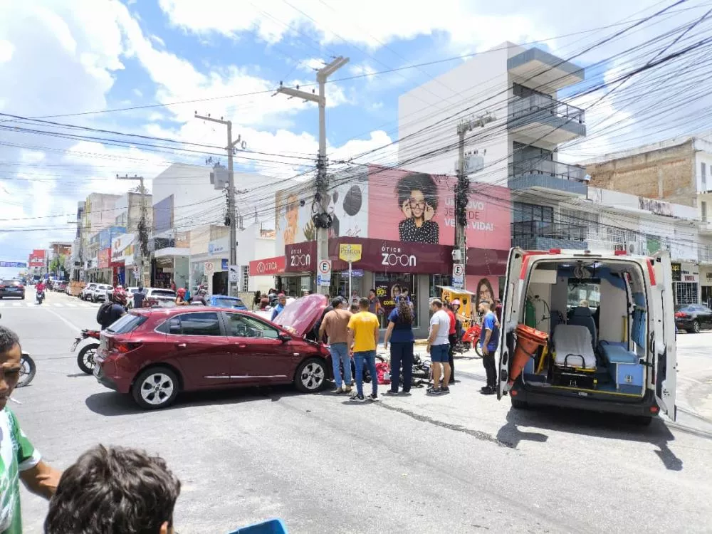 Acidente é registrado no cruzamento das ruas Pedro Firmino e Rui Barbosa, no Centro de Patos