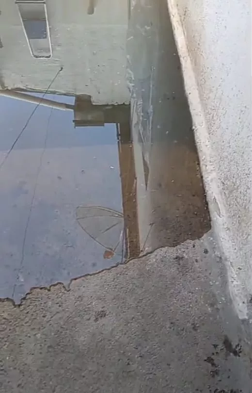 Mulher denuncia que galeria está retornando para dentro de residência de idosa no bairro Maternidade, em Patos